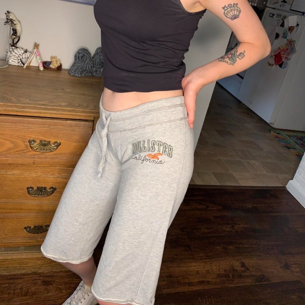 Size S,  2000s vintage light grey cotton Bermuda sweat-shorts from Hollister Co. - Picture 3 of 4